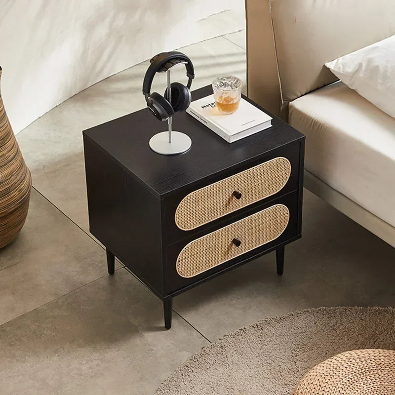 Rustikaler Nachttisch mit Rattanfronten und modernem Design-letto-design.com