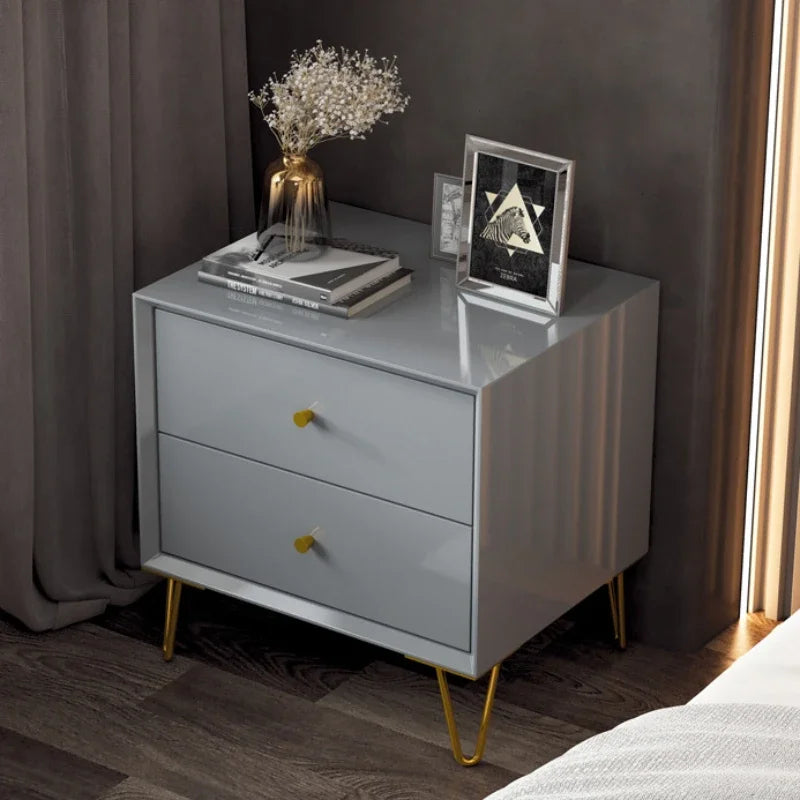 Stilvoller Nachttisch aus Edelstahl mit luxuriöser Ästhetik-letto-design.com