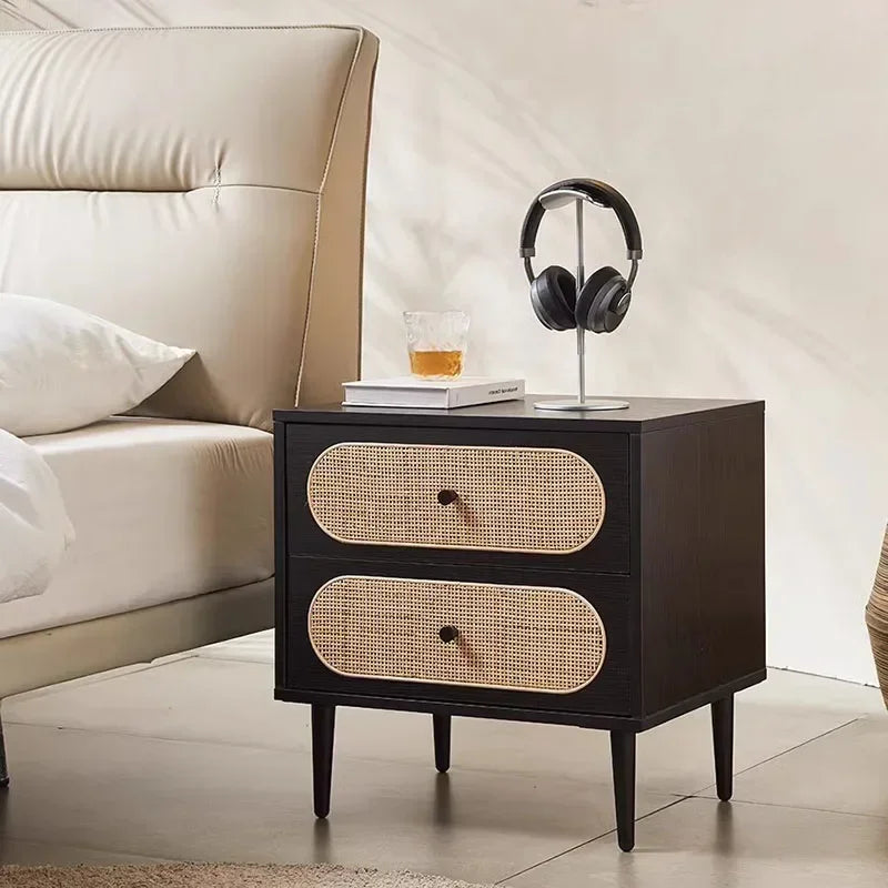 Rustikaler Nachttisch mit Rattanfronten und modernem Design-letto-design.com