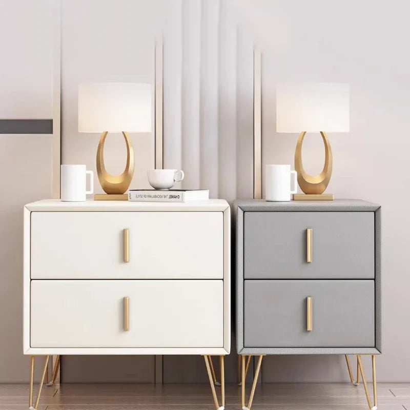 Stilvoller Nachttisch aus Edelstahl mit luxuriöser Ästhetik-letto-design.com