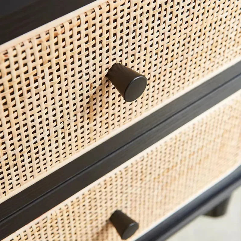 Rustikaler Nachttisch mit Rattanfronten und modernem Design-letto-design.com