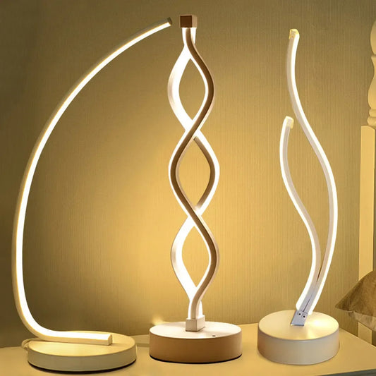 Eine elegante, spiralförmige LED-Wandleuchte "Luci di Spirale Moderna" in modernem Design mit sanftem Licht, die Atmosphäre und Stil verleiht.
