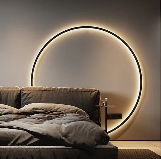 Bild einer 'Circolo di Luce' Wandlampe, ein eleganter, kreisförmiger Lichtbogen in Schwarz oder Weiß, montiert an einer Wand mit warmem Lichtschimmer.