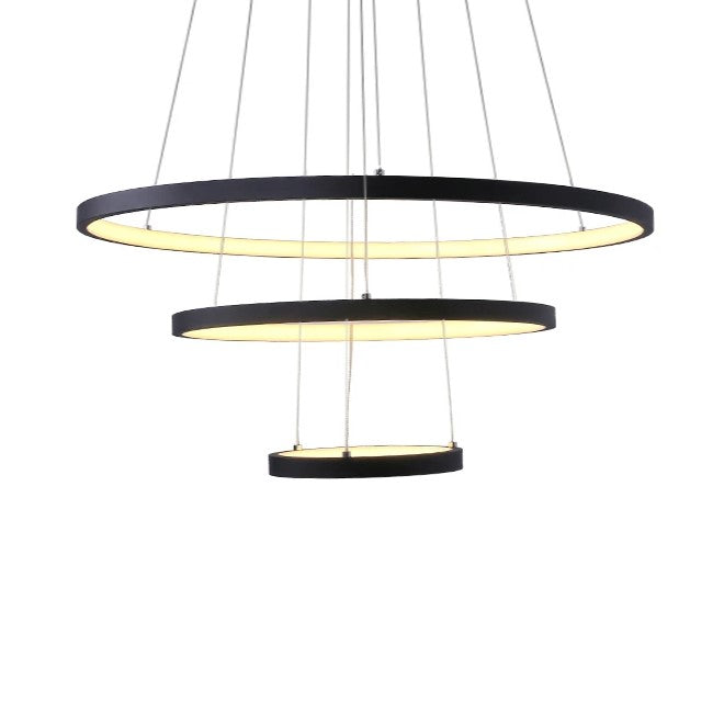Eine Reihe von 'LuceElegante' Deckenlampen mit modernem, spiralförmigem Design in verschiedenen Größen beleuchten elegant die Räume eines Hauses mit ihrem warmweißen, energieeffizienten LED-Licht.