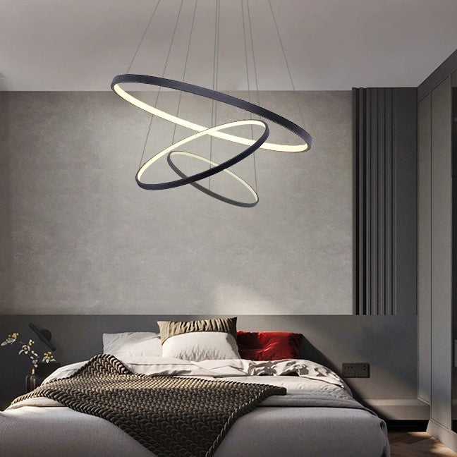 Eine Reihe von 'LuceElegante' Deckenlampen mit modernem, spiralförmigem Design in verschiedenen Größen beleuchten elegant die Räume eines Hauses mit ihrem warmweißen, energieeffizienten LED-Licht.