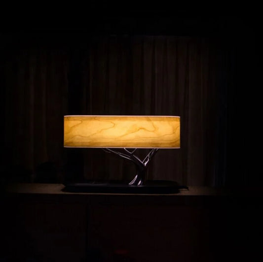 Italienisch inspirierte Nachttischlampe LuceArmonia Albero mit Bluetooth Lautsprecher und Touch-Bedienung in einem gemütlichen Ambiente
