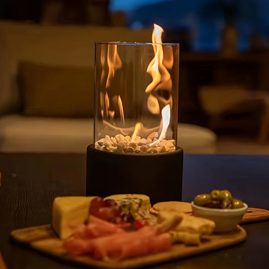 Eine moderne 'Fiammata Tavola' Tisch-Feuerstelle mit Bioethanol-Flamme, eingefasst in klarem Glas, auf einem eleganten dunklen Sockel präsentiert.